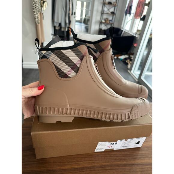 NIB Burberry Rubber Boot EU Size 41 US Size 11 - Picture 3 of 13